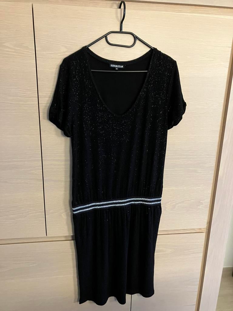 Zwarte glitterjurk met V-hals - Superstar - M, Kleding | Dames, Jurken, Ophalen of Verzenden, Zo goed als nieuw