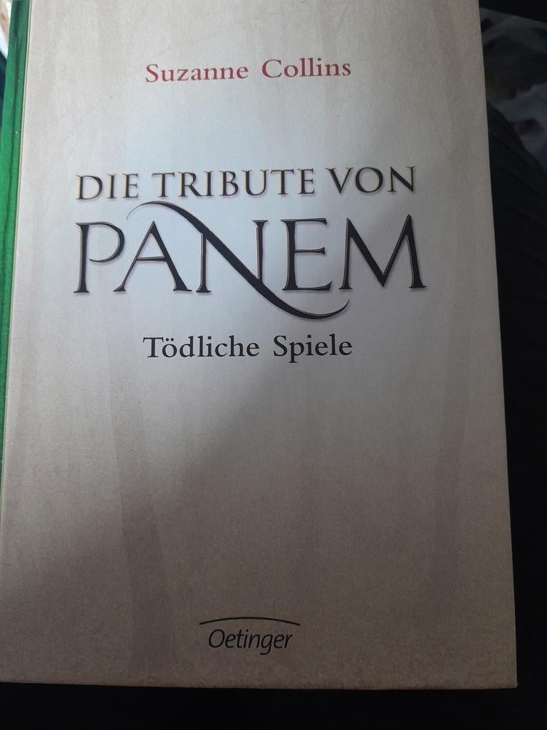 Is in het Duits een heel spanent verhaal, Ophalen, Suzanne Collins, Zo goed als nieuw, Fictie