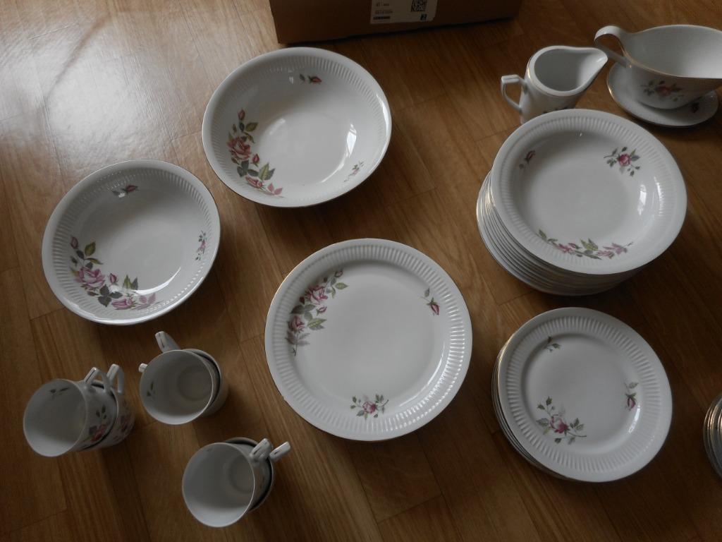 Vaisselle EN PORCELAINE AVEC FLEURS, Maison & Meubles, Cuisine | Vaisselle, Enlèvement ou Envoi, Comme neuf, Poterie, Autres types