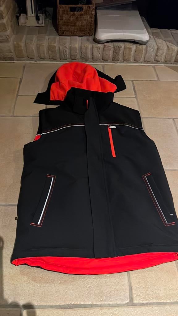 Nieuwe mouwloze jas cerva medium, Kleding | Heren, Bodywarmers, Ophalen of Verzenden, Zo goed als nieuw