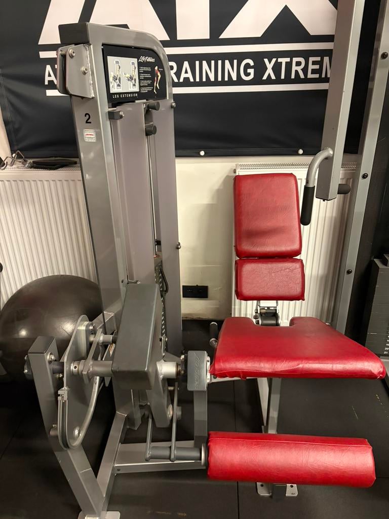 Life fitness leg extension, Ophalen, Zo goed als nieuw, Benen