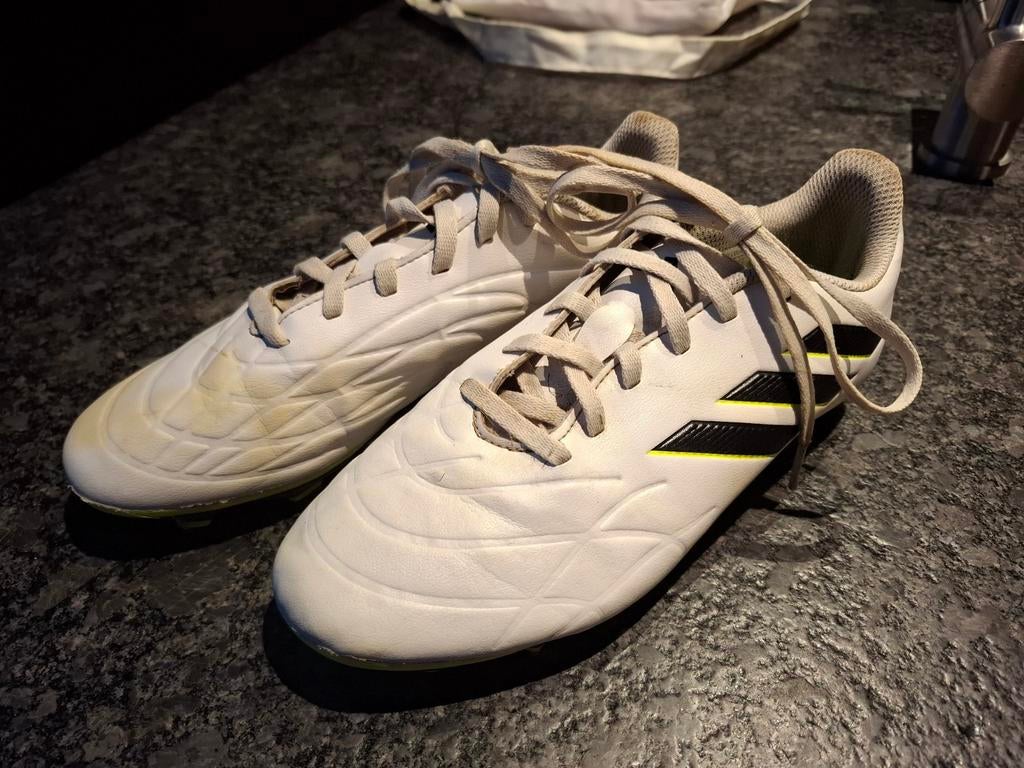 Voetbalschoenen Adidas, wit maat 37 1/3, Sport en Fitness, Voetbal, Ophalen of Verzenden