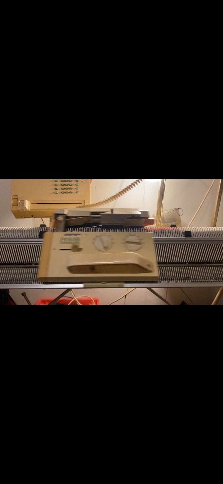 Machine à tricoter avec moteur, Hobby & Loisirs créatifs, Enlèvement, Tricot ou Crochet, Laine ou Fils