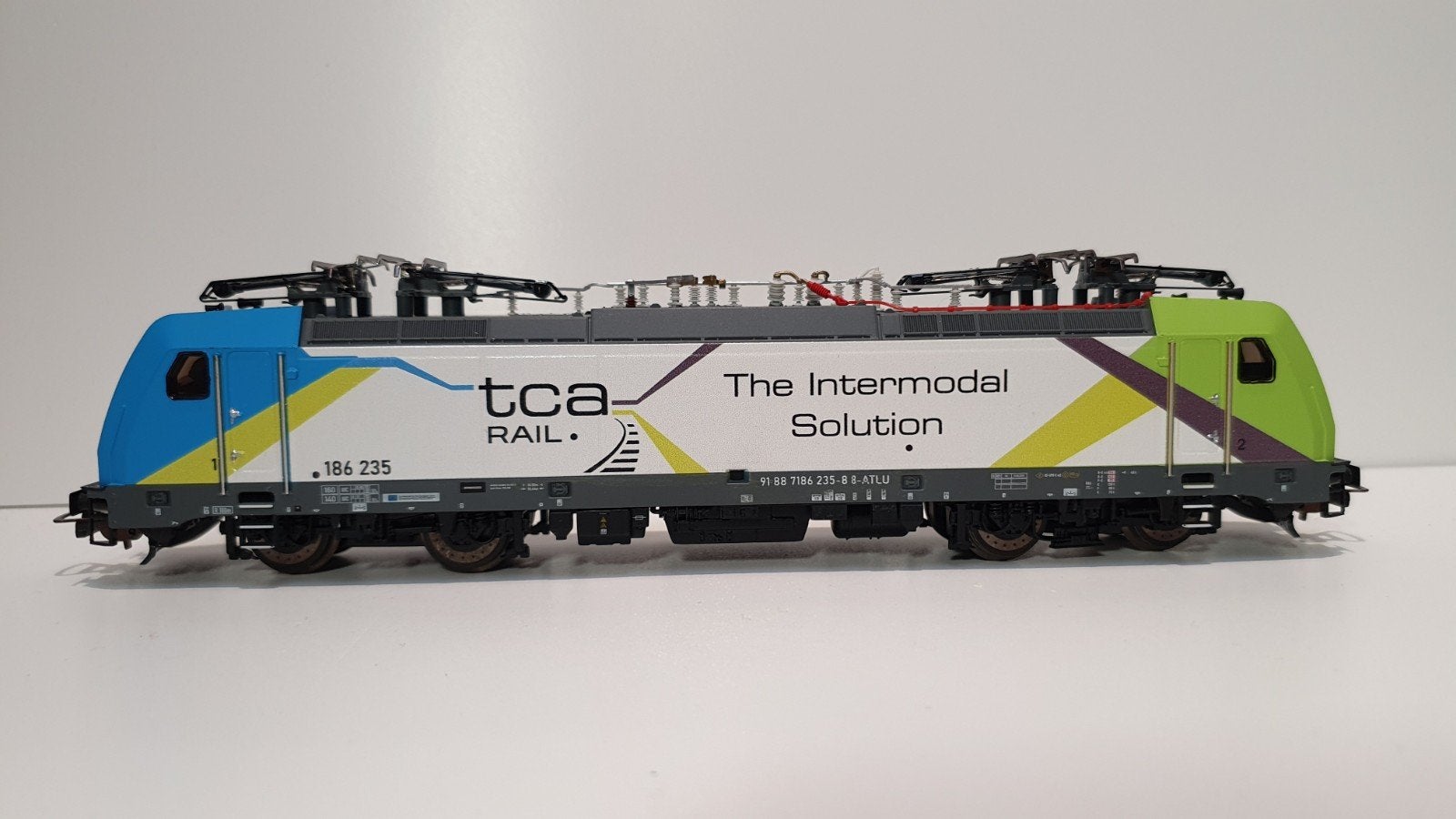 Traxx BR 186 235 TCA Rail, Piko DC, Zo goed als nieuw, Analoog, Gelijkstroom, Locomotief