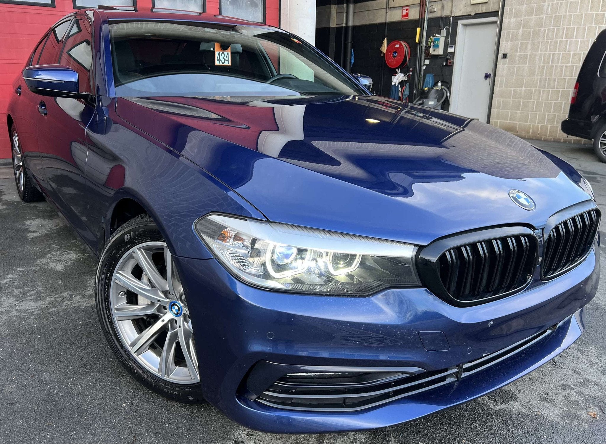 BMW 5 Serie 530 eA PHEV Perform.Business Edit. + FULL OPTION, Autos, BMW, Cuir, Entreprise, 2420 kg, Noir
