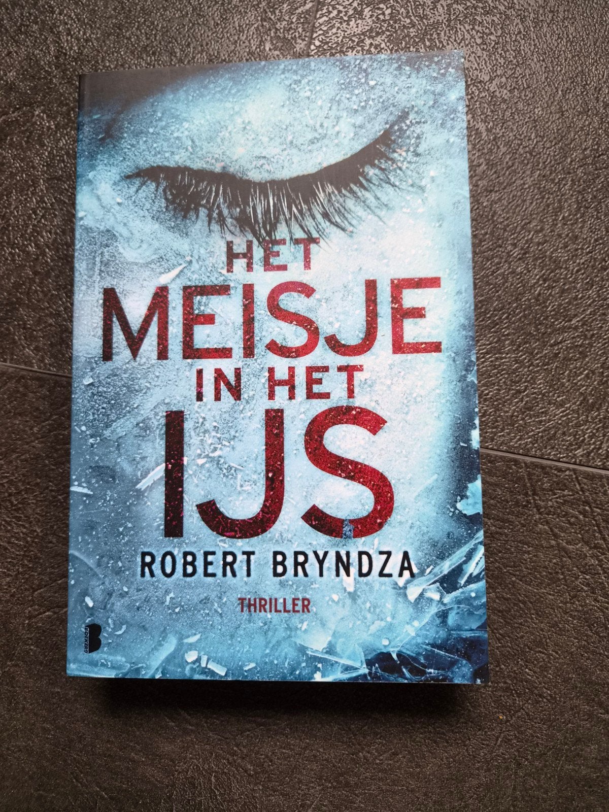 Het meisje in het ijs, Ophalen, Nieuw, Robert Bryndza