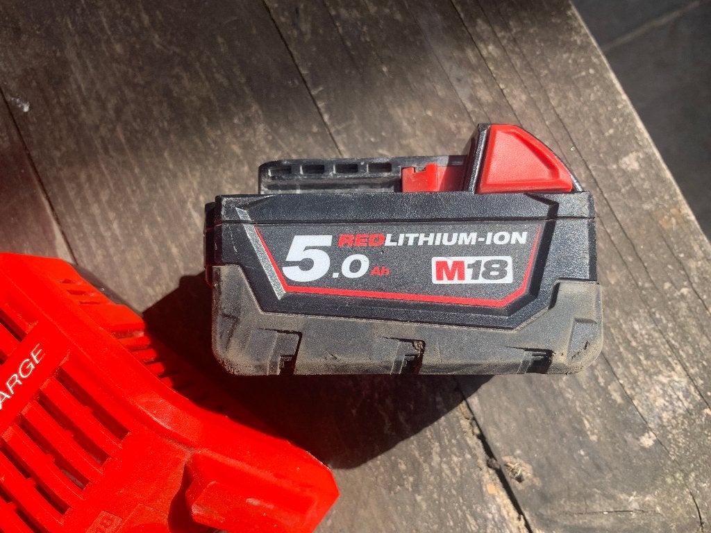 milwaukee m18 5.0ah+lader, Bricolage & Construction, Outillage | Pièces de machine & Accessoires, Enlèvement ou Envoi, Comme neuf
