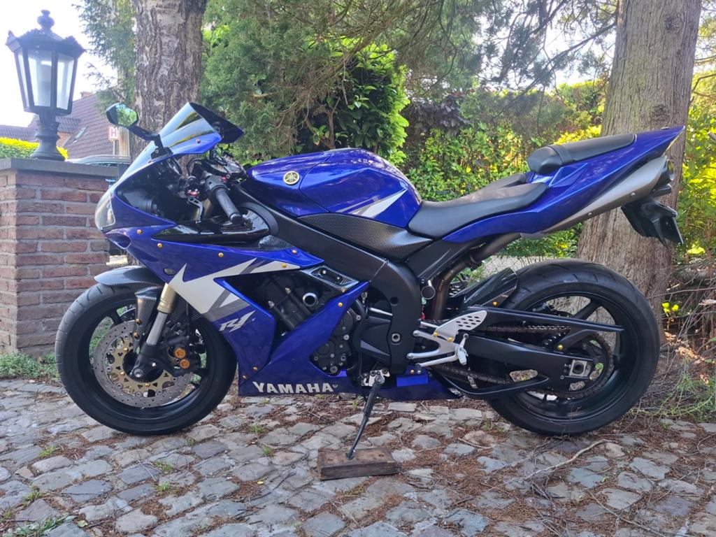 Yamaha R1 2005, Motos