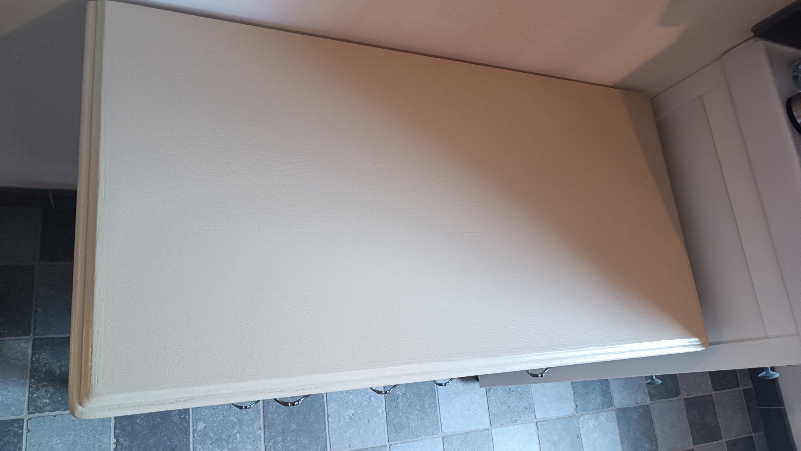 Ladekast Bretoense stijl opgemaakt met crème kleurige verf, Ophalen
