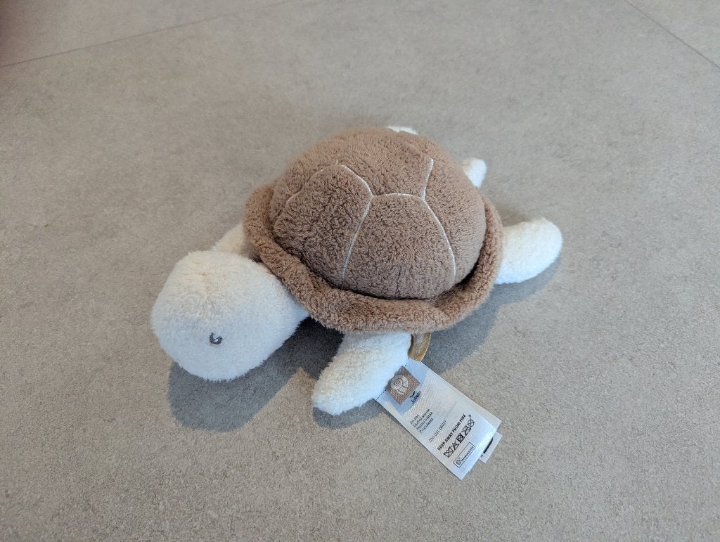 Jouet en forme de tortue Jollein — bouclé souple, Enfants & Bébés, Brun, Overige karakters, Autres marques, Comme neuf