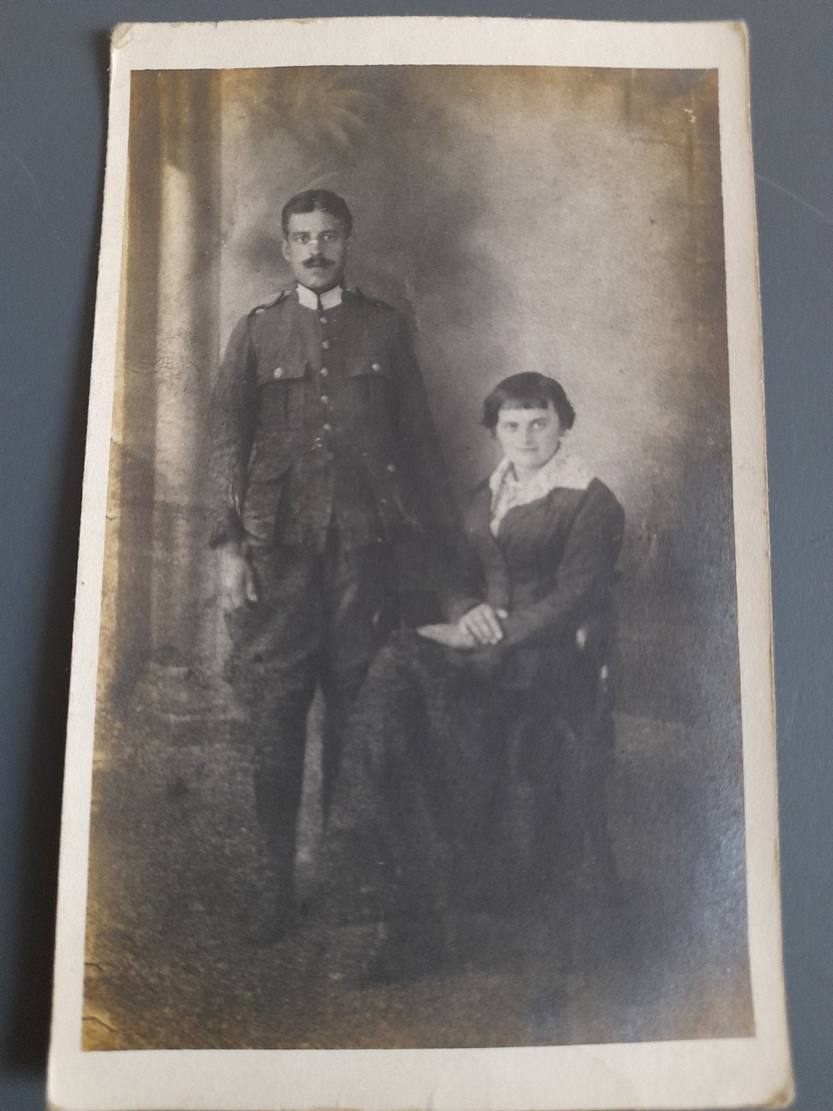 Ansichtkaart „Militair en zijn vrouw” begin vorige eeuw, Ophalen of Verzenden, Overige soorten, Foto of Poster