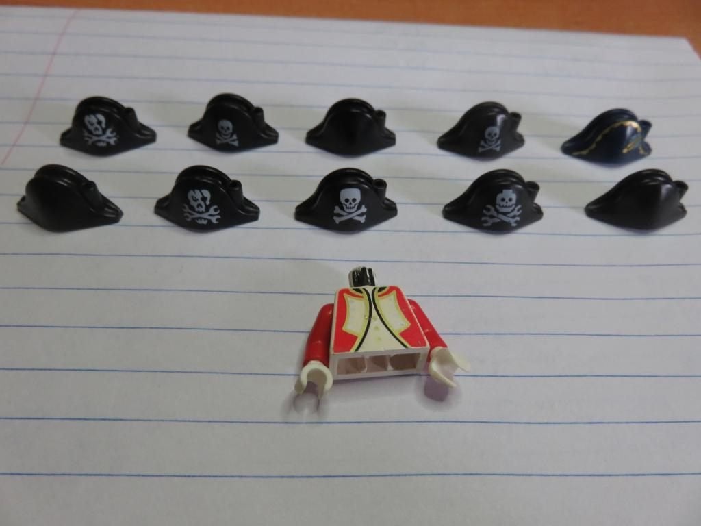 10 Lego Piraten Hoeden + 1 x Torso pi001, Enlèvement ou Envoi, Lego, Accessoire, Pirates