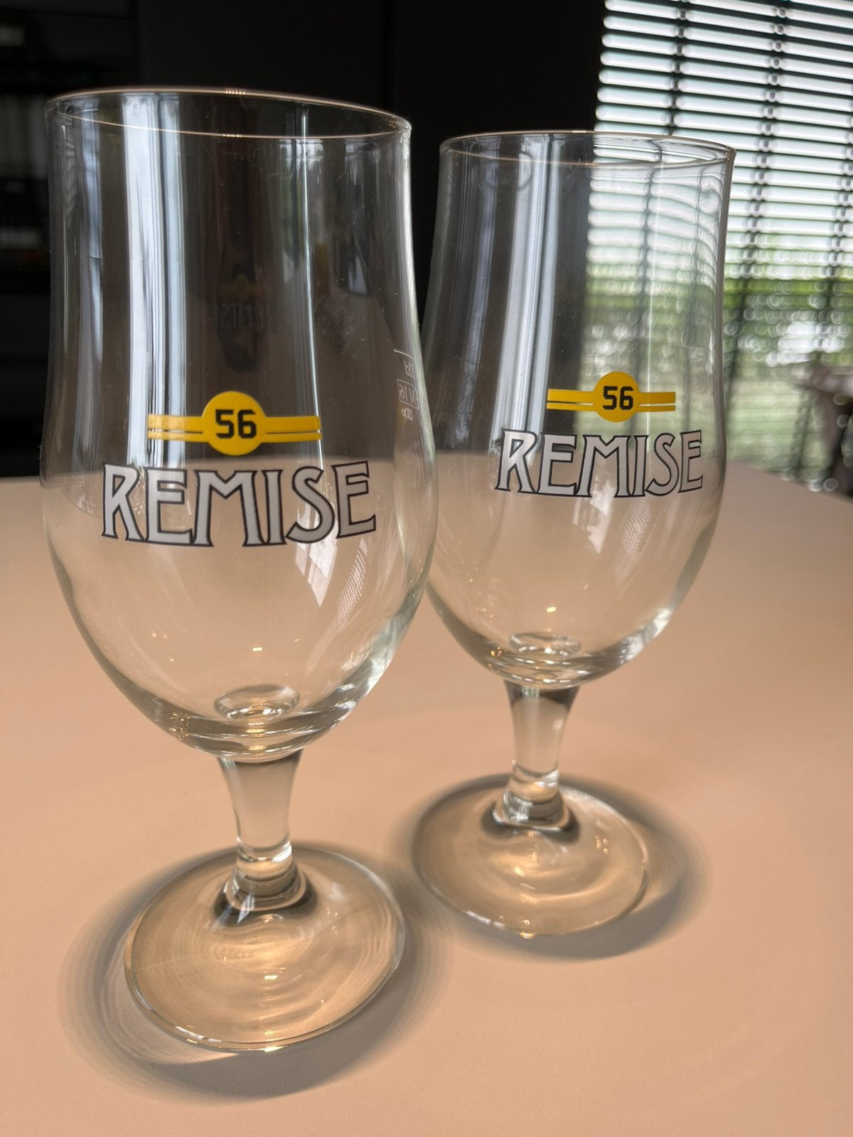Remise - 2 verres à bière, Enlèvement, Comme neuf, Verre à bière