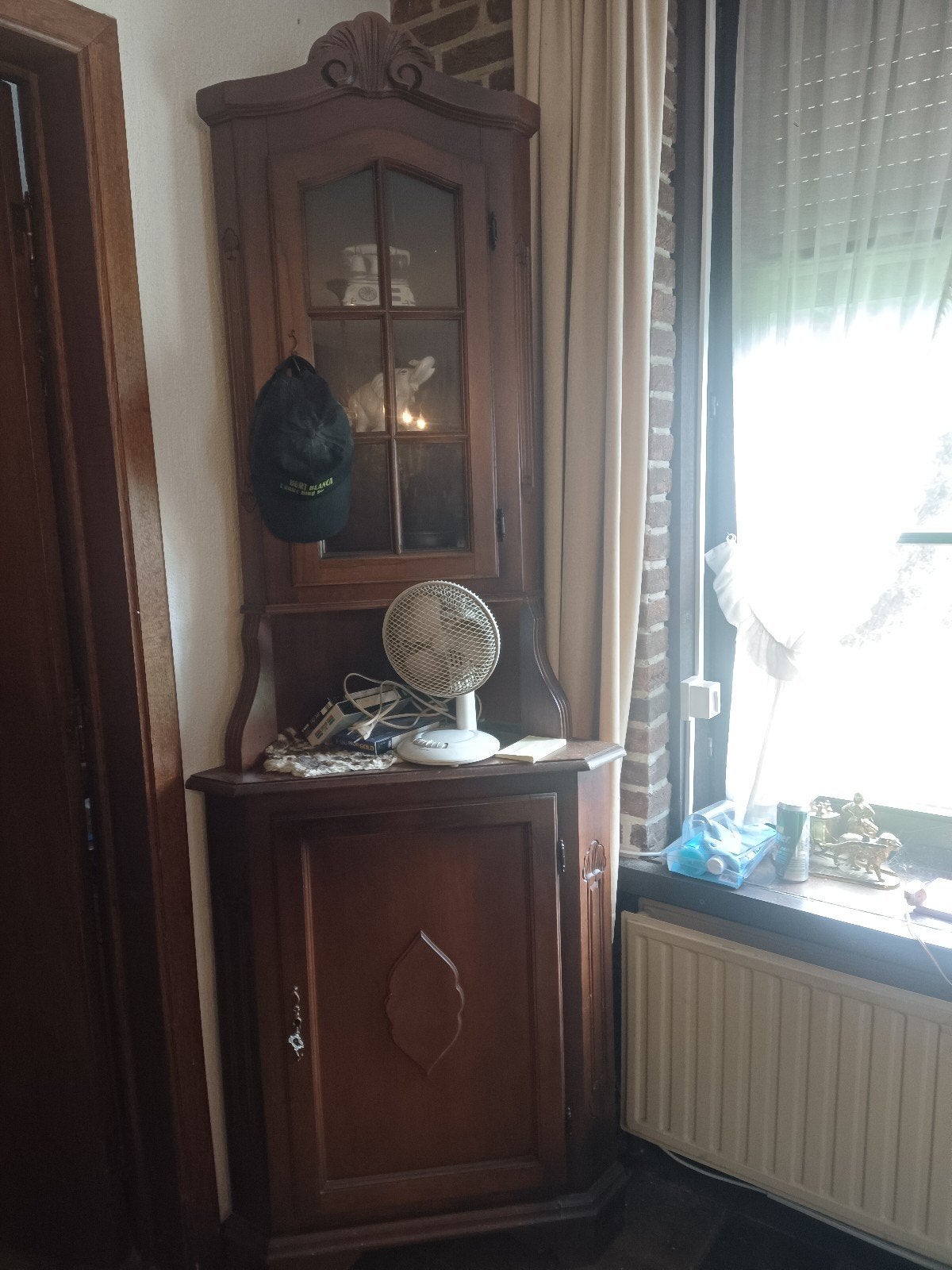 Klassieke eiken hoekkast met vitrine, Antiek en Kunst, Ophalen