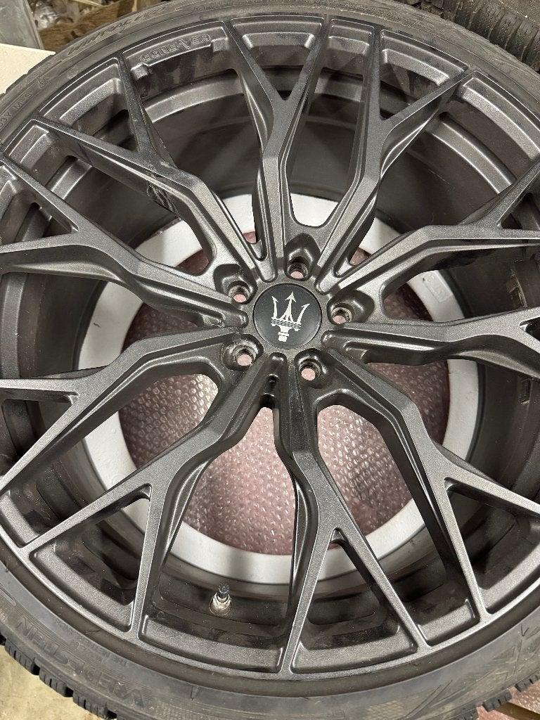 Jantes Maserati Levante de 22 pouces avec pneus d'hiver, Autos : Pièces & Accessoires, Pneus hiver, 295 mm, Véhicule de tourisme