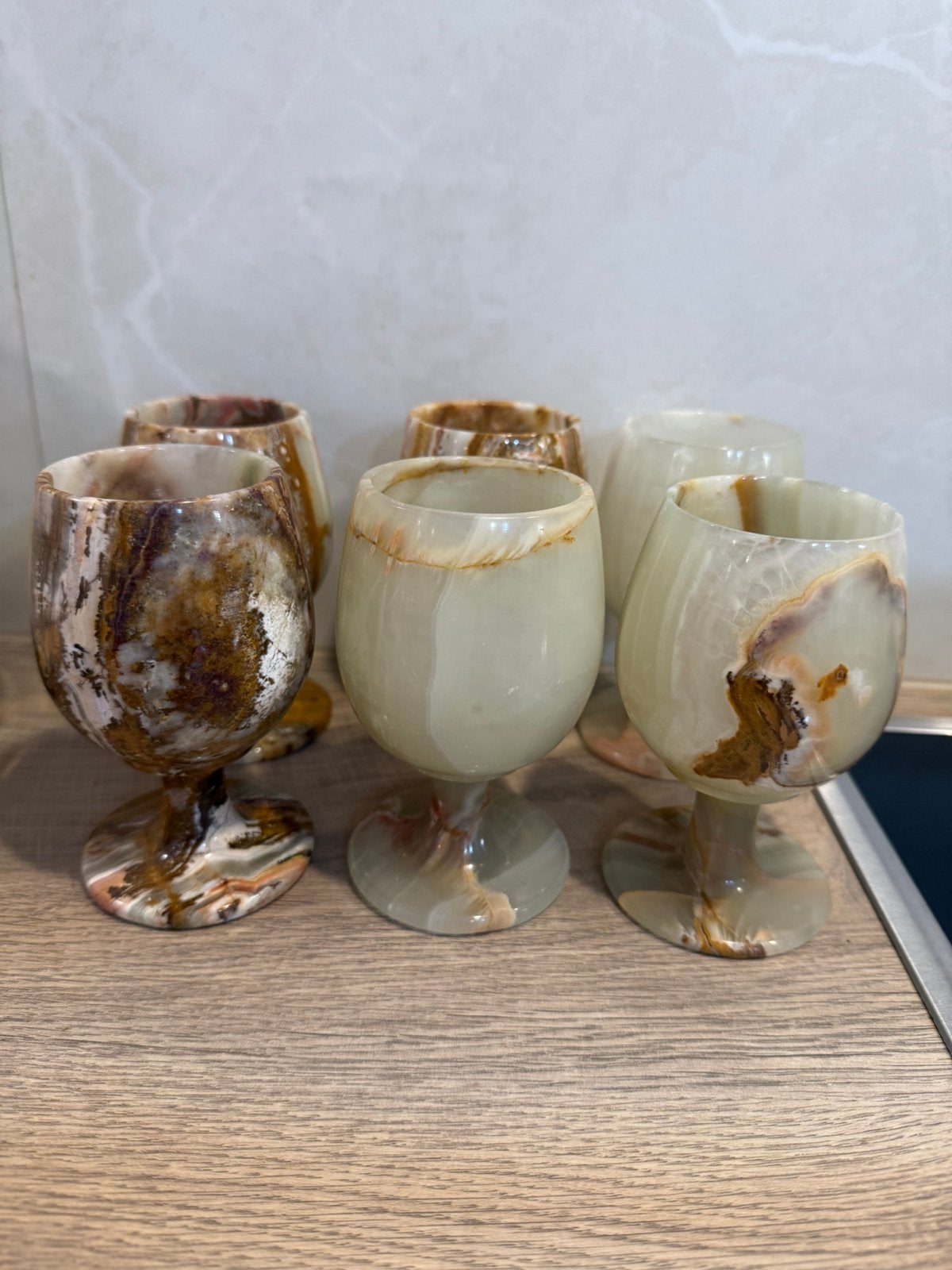 Lot de 6 verres / gobelets en onyx naturel sculpté., Enlèvement