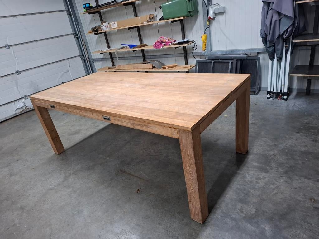 Mooie massive taek tafel  1 m op 2.1m, Ophalen