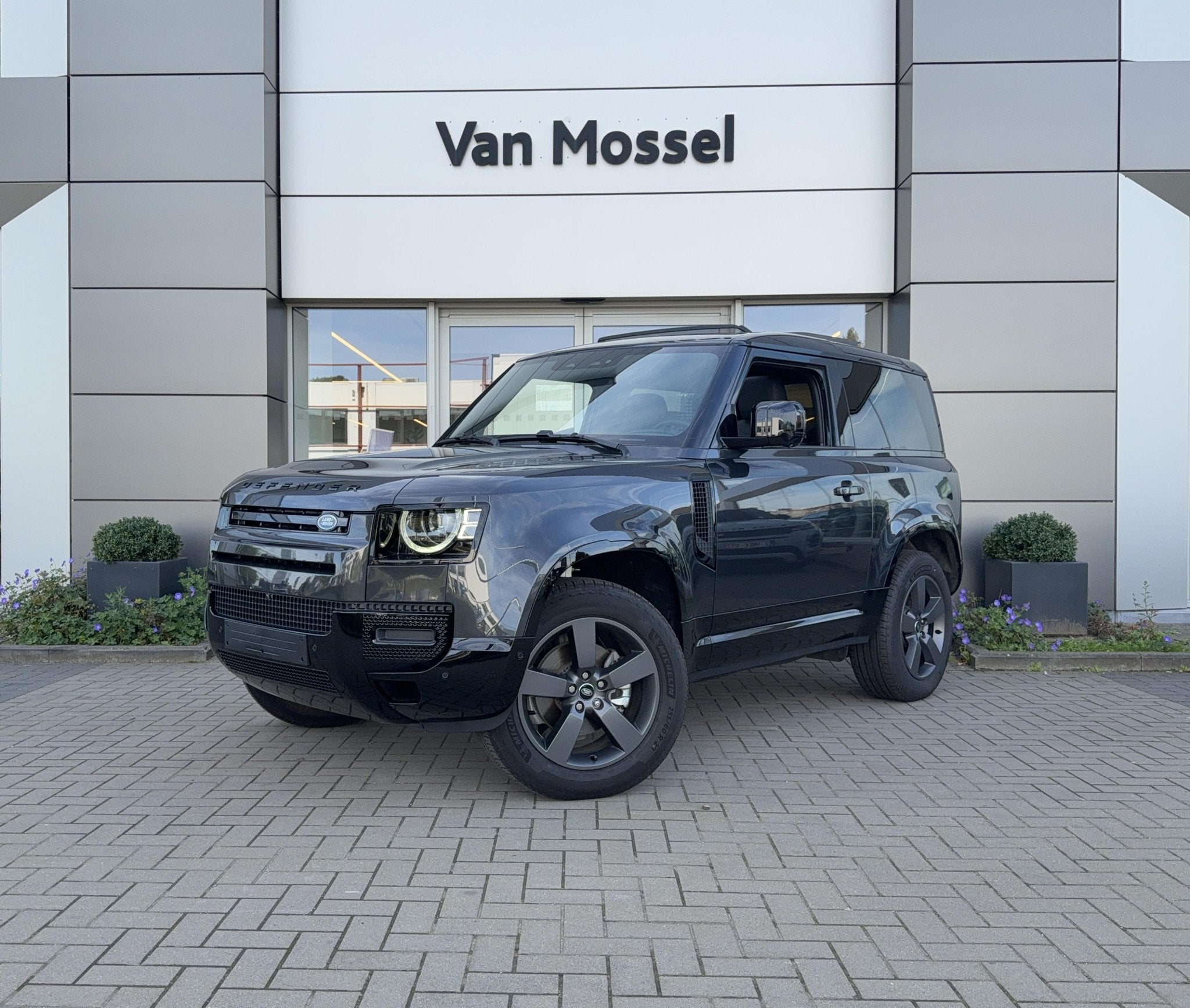 Land Rover Defender XDynamic SE Lichte vracht (bj 2025), Auto's, Automaat, Gebruikt, Zwart, Leder