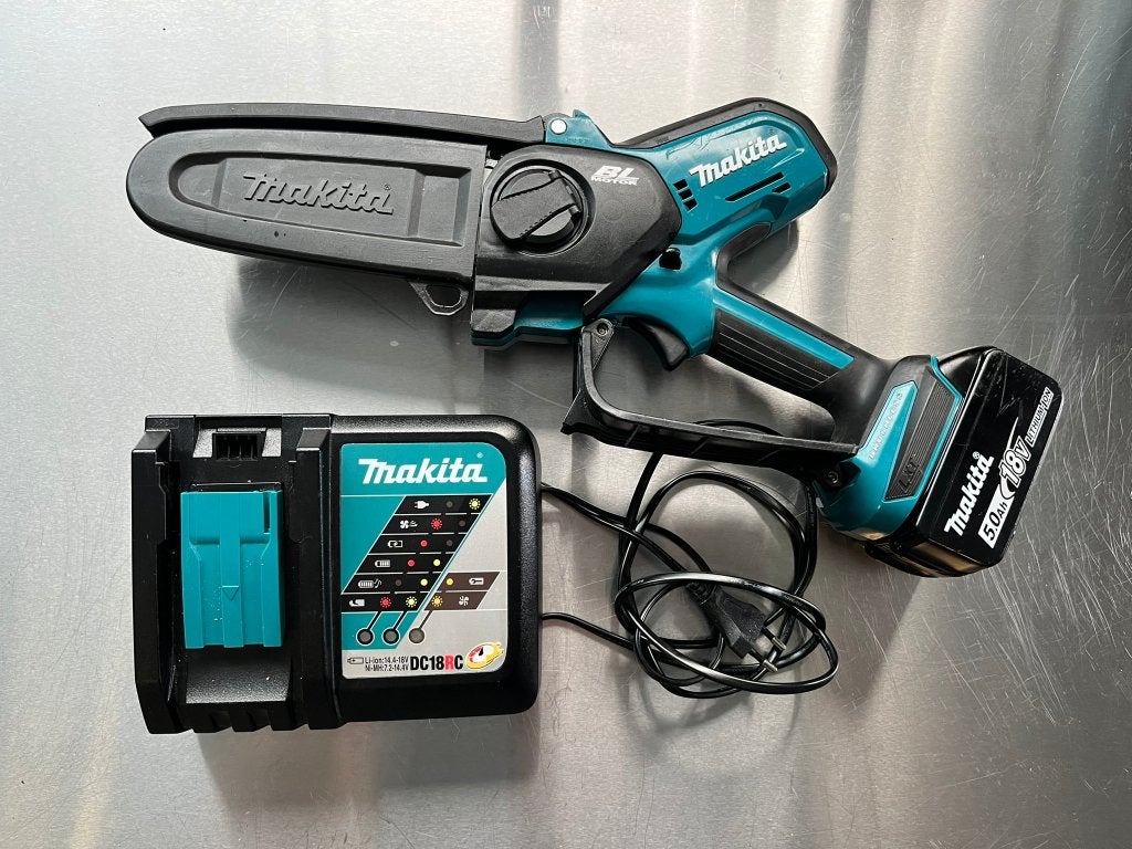 Makita DUC150Z set met 5 Ah accu en DC18RC lader, Ophalen, Gebruikt, Makita Europe NV, Kettingzaag