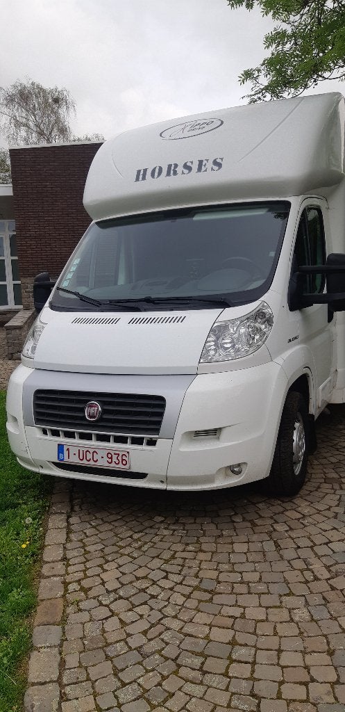 CAMION ÉQUESTRE FIAT DUCATO 2013 100000KM CLIMATISÉ, Animaux & Accessoires, Chevaux & Poneys | Semi-remorques & Remorques, Comme neuf