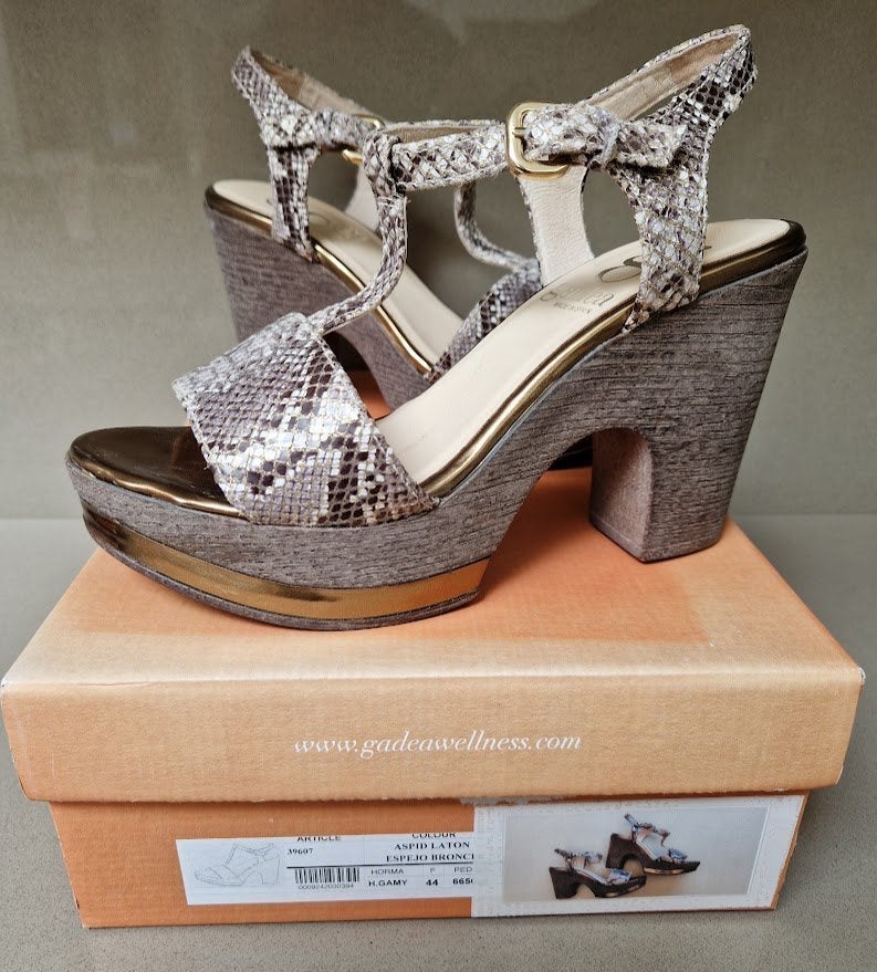 Sandaal met hak 10cm multi slangen motief, maat 39., Ophalen, Bruin, Sandalen of Muiltjes, Zo goed als nieuw