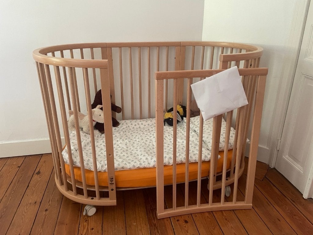 Stokke Sleepi V2 babybed: matras en lakens inbegrepen, Ophalen, Gebruikt, Ledikant