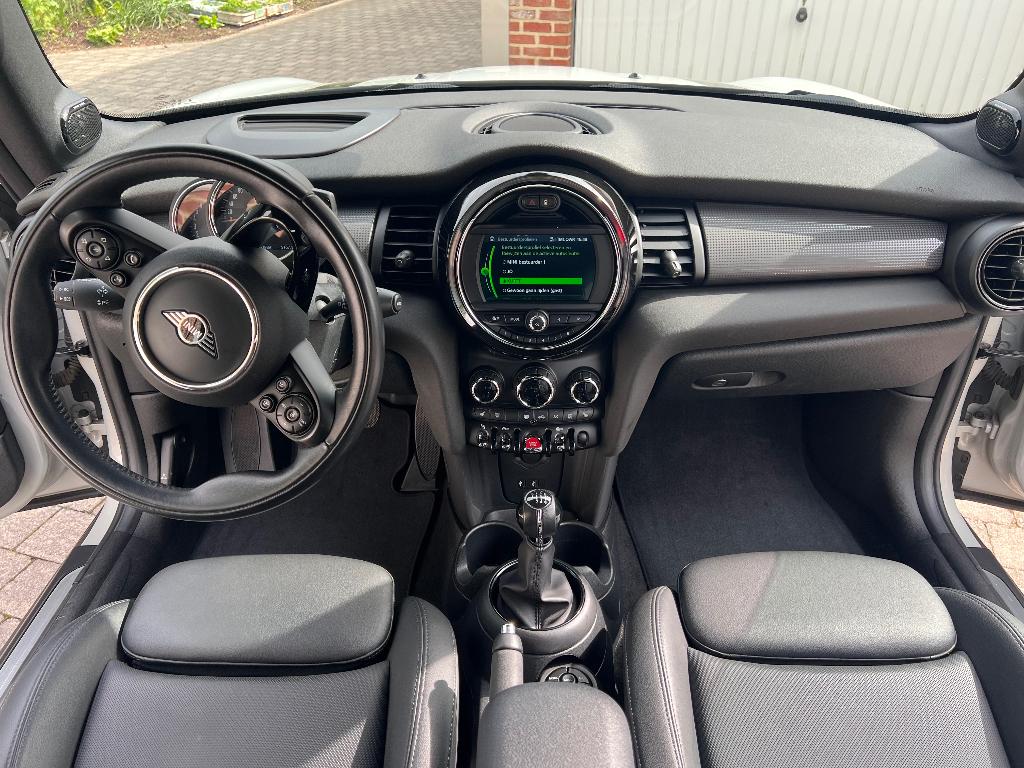 Silver white Mini Cooper cabrio uitzonderlijk goed bewaard, Auto's, 4 zetels, Cabriolet, Bedrijf, Handgeschakeld