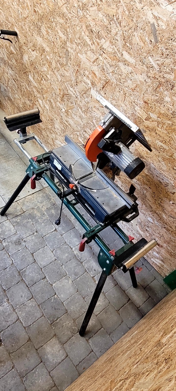 Scie à onglet avec support et servantes., Enlèvement, Utilisé, 1200 watts ou plus, Scie à onglet