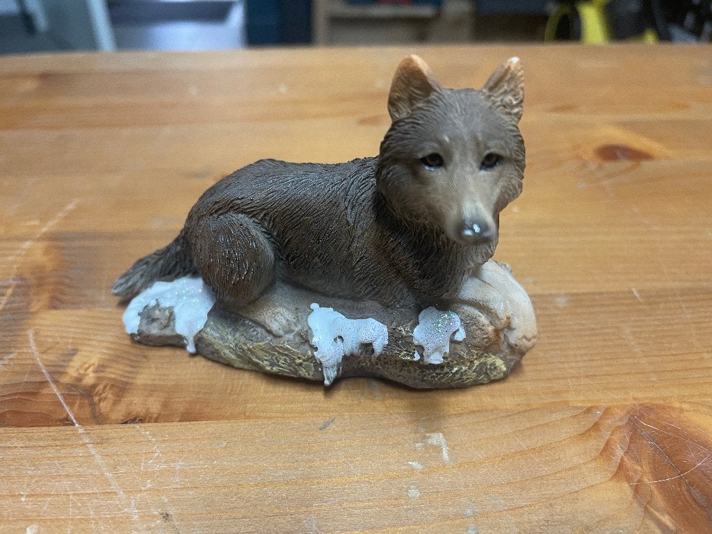 Petite figurine loup couché, Enlèvement, Comme neuf, Animal