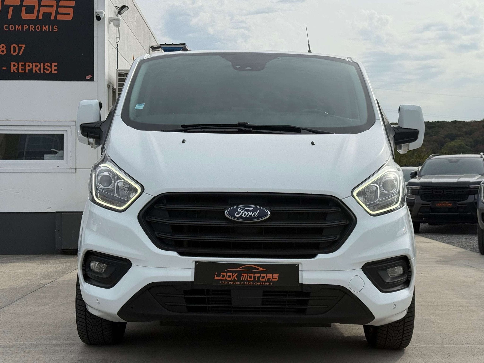 Ford Transit Custom 2.0 TDCi L2H1 130cv LONG CHASSIS NAVIGAT, Auto's, Voorwielaandrijving, Parkeersensor, Gebruikt, 4 cilinders