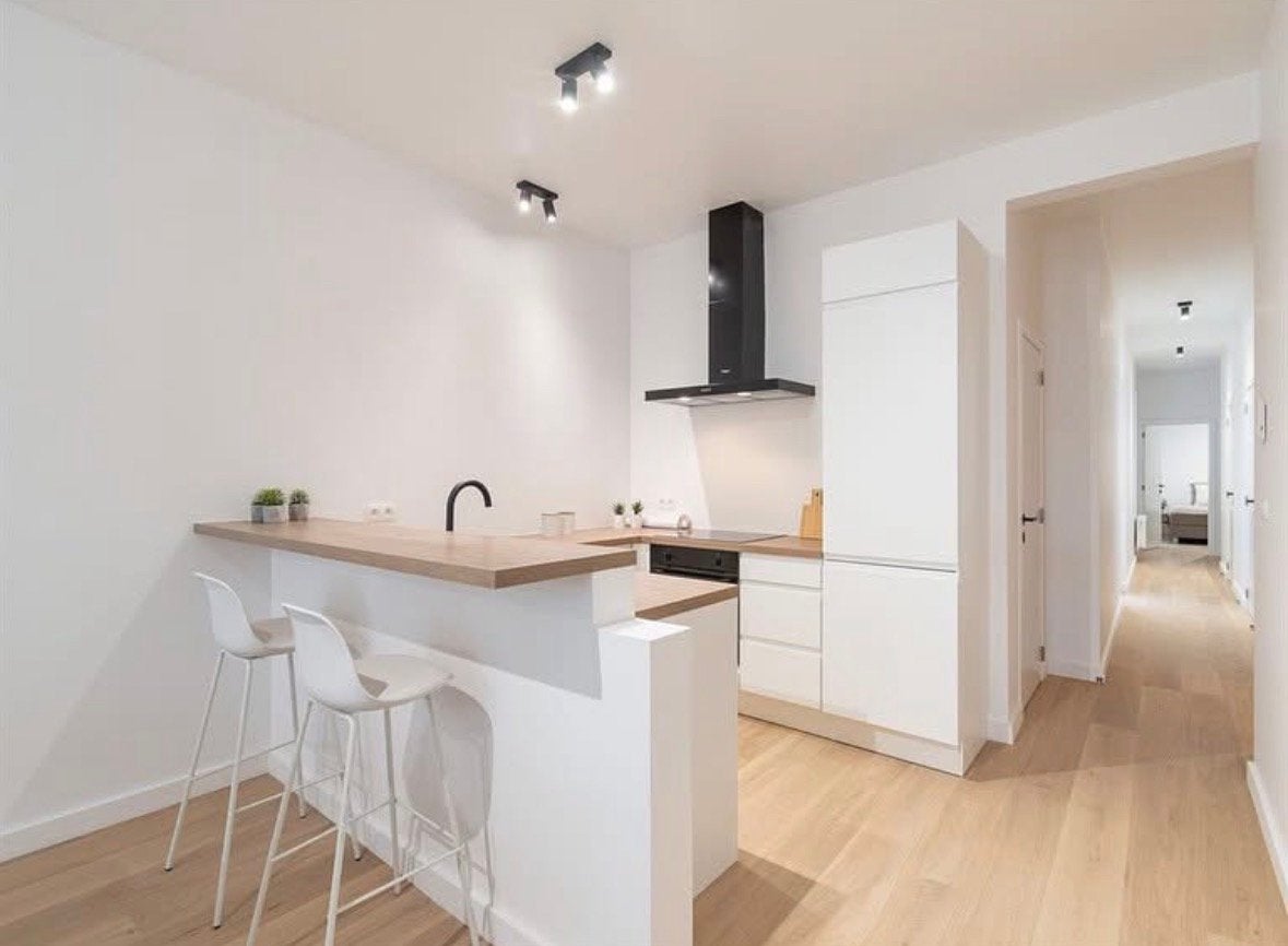 2 of 4 witte barkrukken, Huis en Inrichting, Barkrukken, Ophalen, Zo goed als nieuw