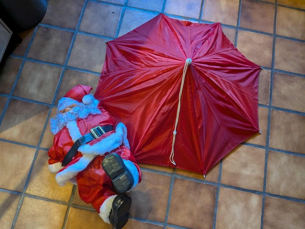 Kerstman + paraplu. om op te hangen of neer te zetten, Diversen, Ophalen, Gebruikt