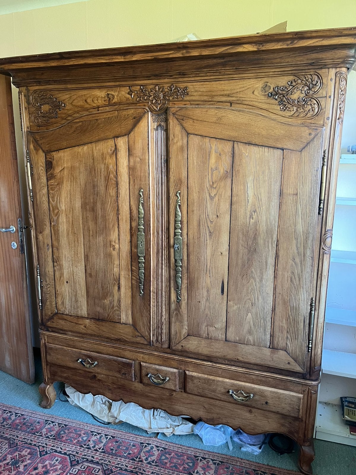 Armoire en bois, Enlèvement