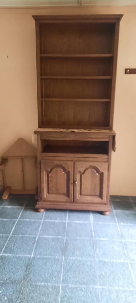 Bibliotheek kast met uittrekbaar lees/PC blad., Ophalen