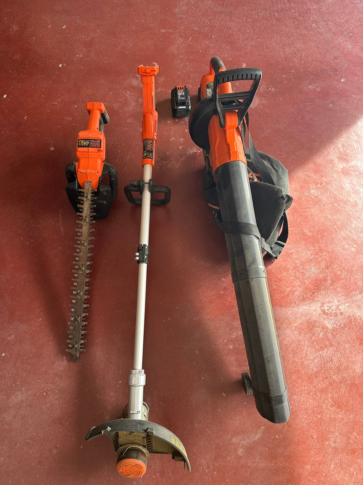 Set B&D Aspi-souffleur, Taille-haie, Coupe-bordure - 36V, Enlèvement, Utilisé, Batterie