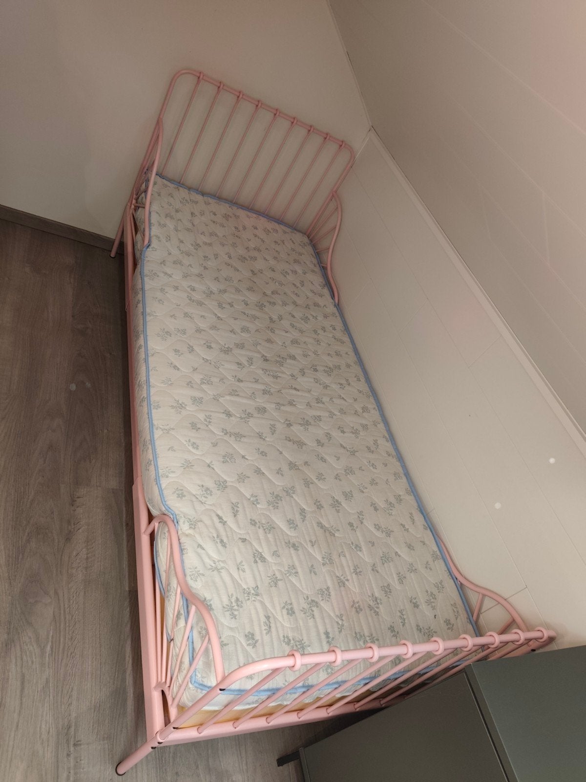 Roze IKEA MINNEN Meegroeibed + 2 Matrassen (Nieuw €220+), Kinderen en Baby's, Ophalen, Lattenbodem
