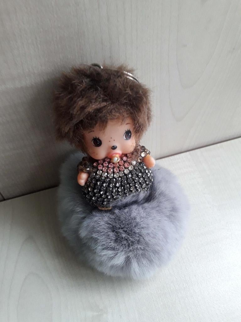 Mon chichi op grijze pluchen bol met sleutelhanger., Verzamelen, Ophalen of Verzenden, Zo goed als nieuw
