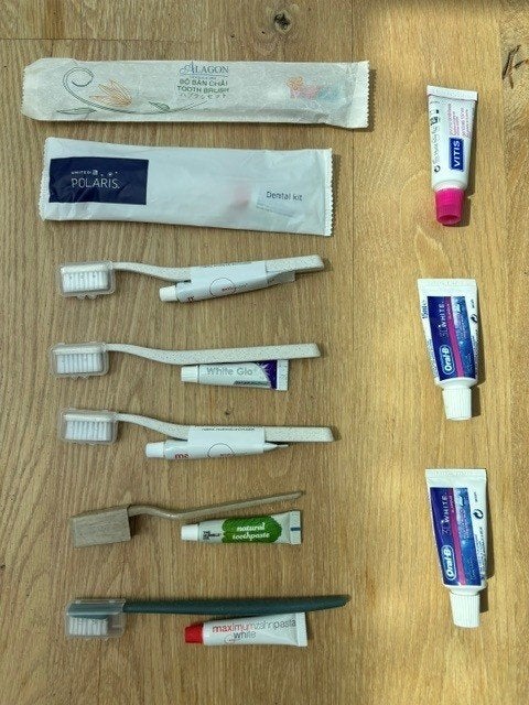(Voyage) Brosses à dents + mini dentifrices - Nouveau !, Enlèvement ou Envoi, Neuf, Brosse à dents