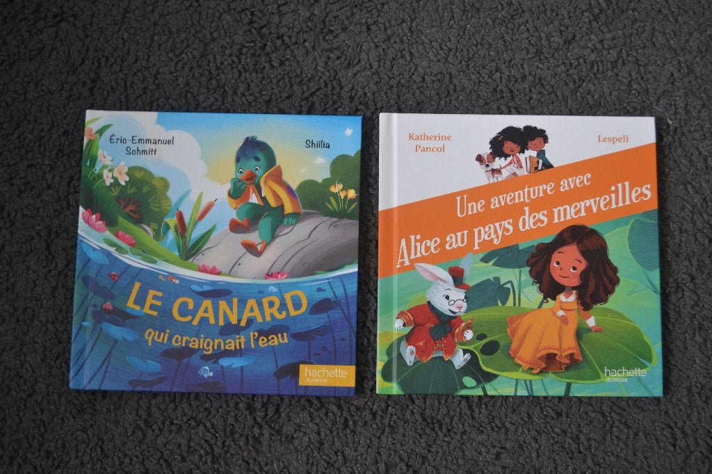 2 livres "Canard craignait l'eau/Alice Pays des Merveilles", Livres, Enlèvement ou Envoi, Comme neuf