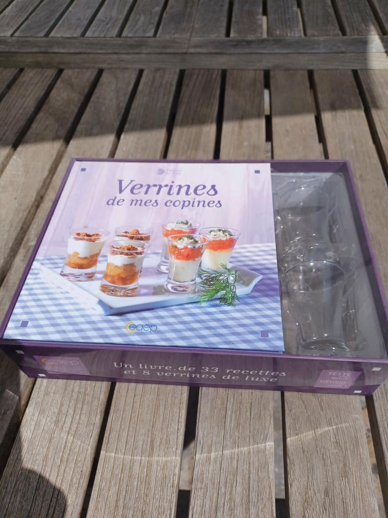 Coffret de 8 verrines neuf jamais utilisé+ livre de recettes