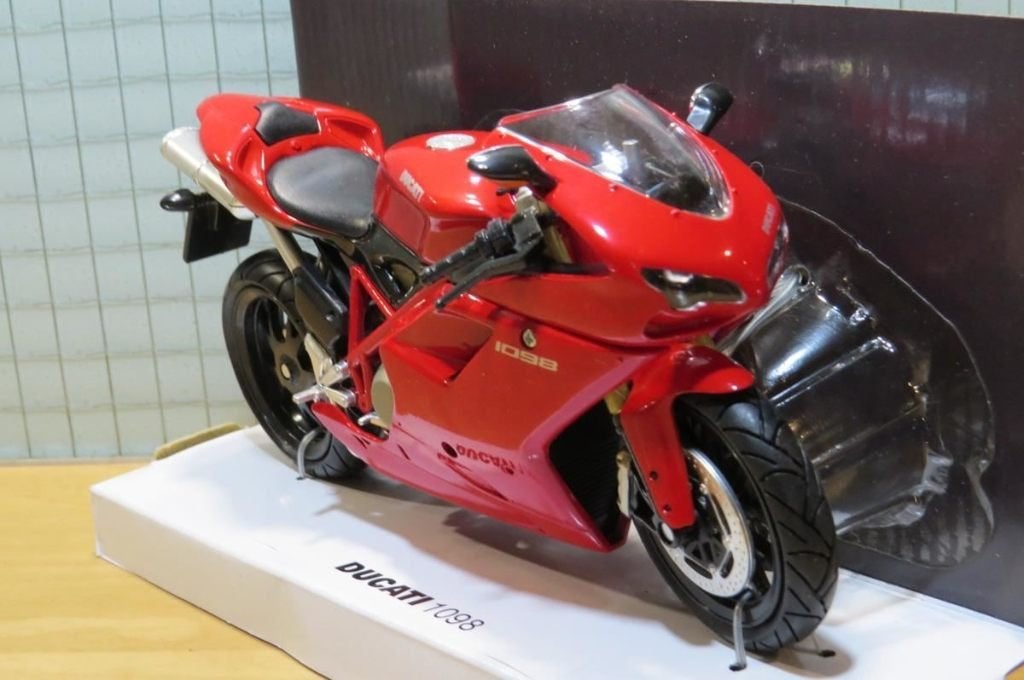 Ducati 1098 1:12 New Ray 42723, Enlèvement ou Envoi, Neuf, 1:9 à 1:12, Moteur