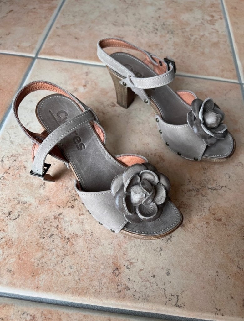 Chaussures ouvertes avec fleur, Vêtements | Femmes, Chaussures, Autre, Autres couleurs, Comme neuf, Enlèvement