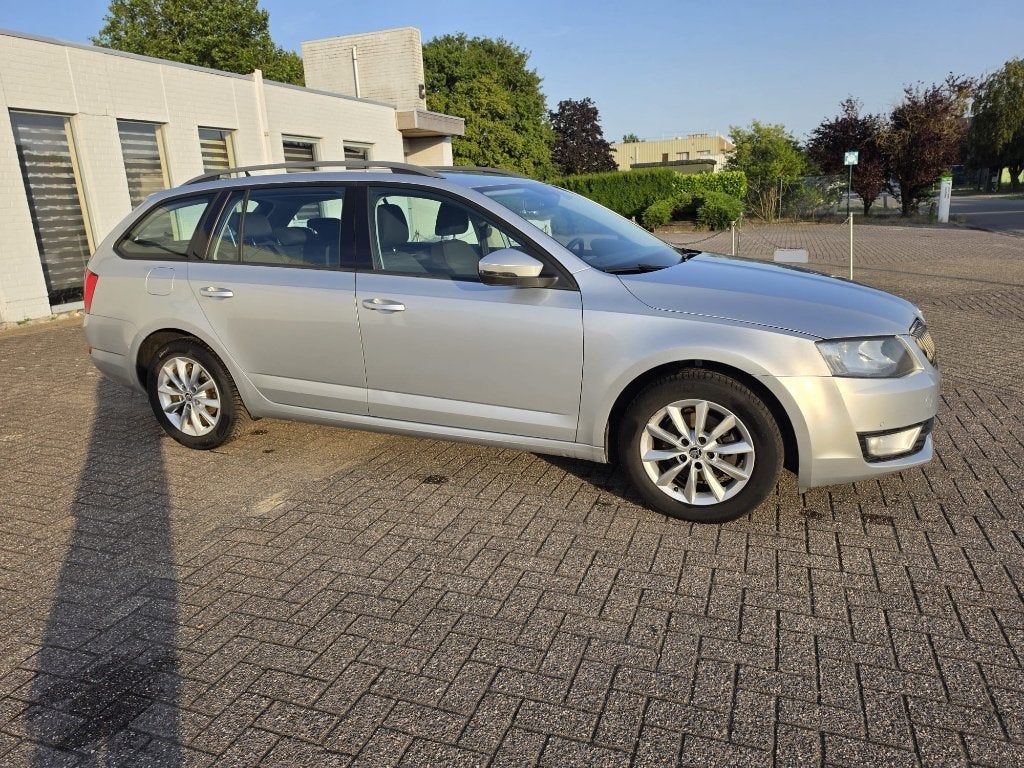 SKODA OCTAVIA 1.4cc Essence, Autos, Skoda, 1395 cm³, Achat, Entreprise, Capteur de stationnement