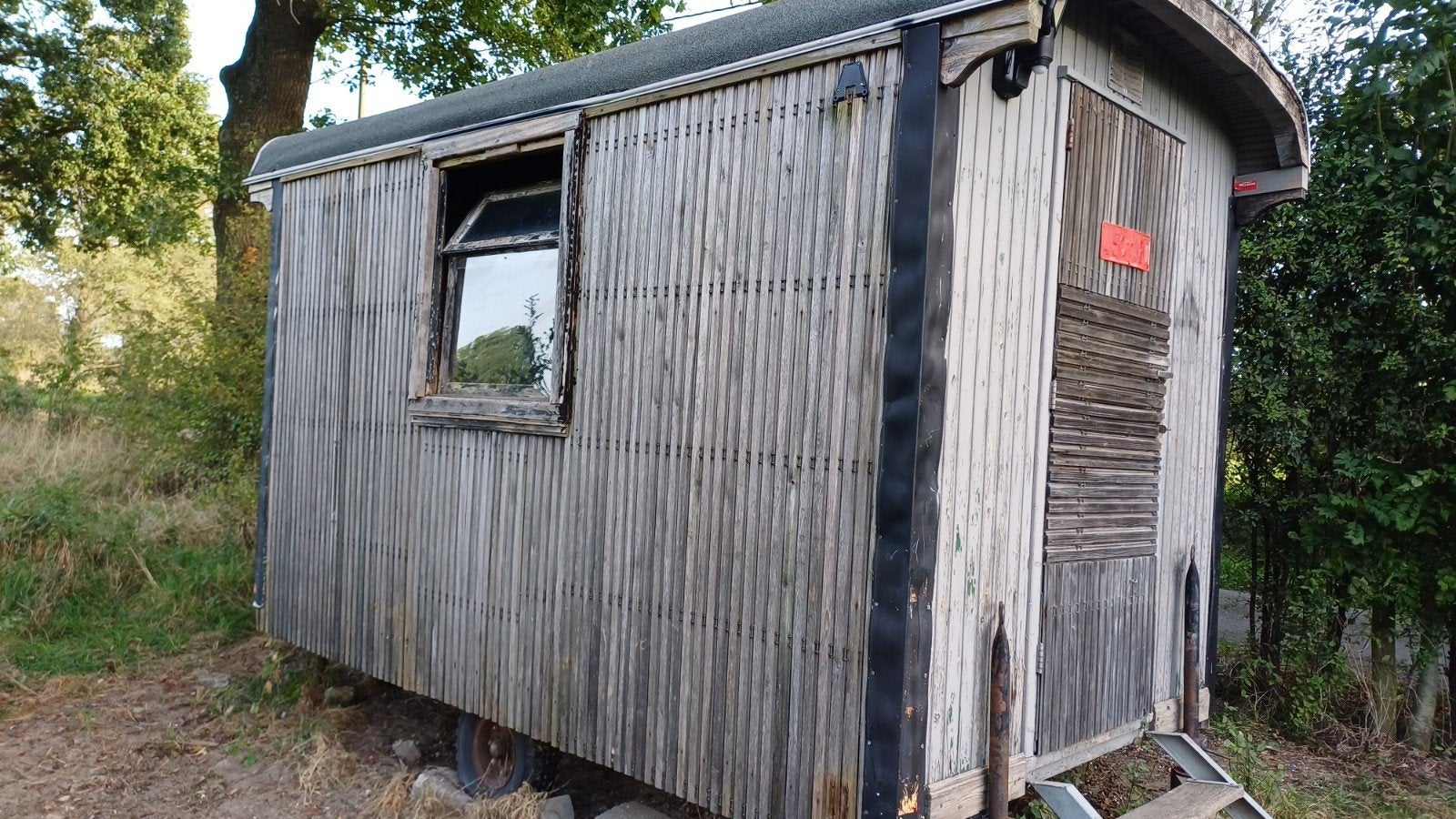 Oude houten bouwtrailer, Ophalen