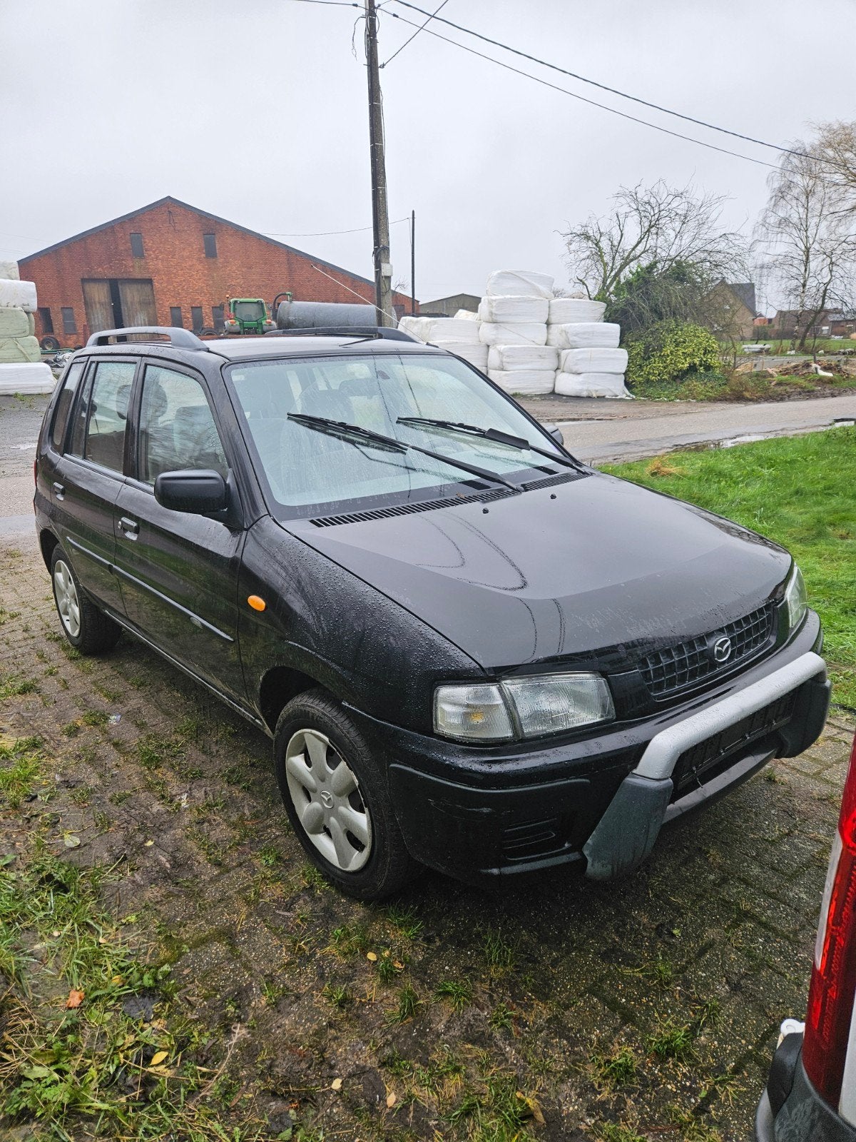 mazda demio 1,3  benzine 1997, Auto's, Voorwielaandrijving, Stof, 4 cilinders, Zwart