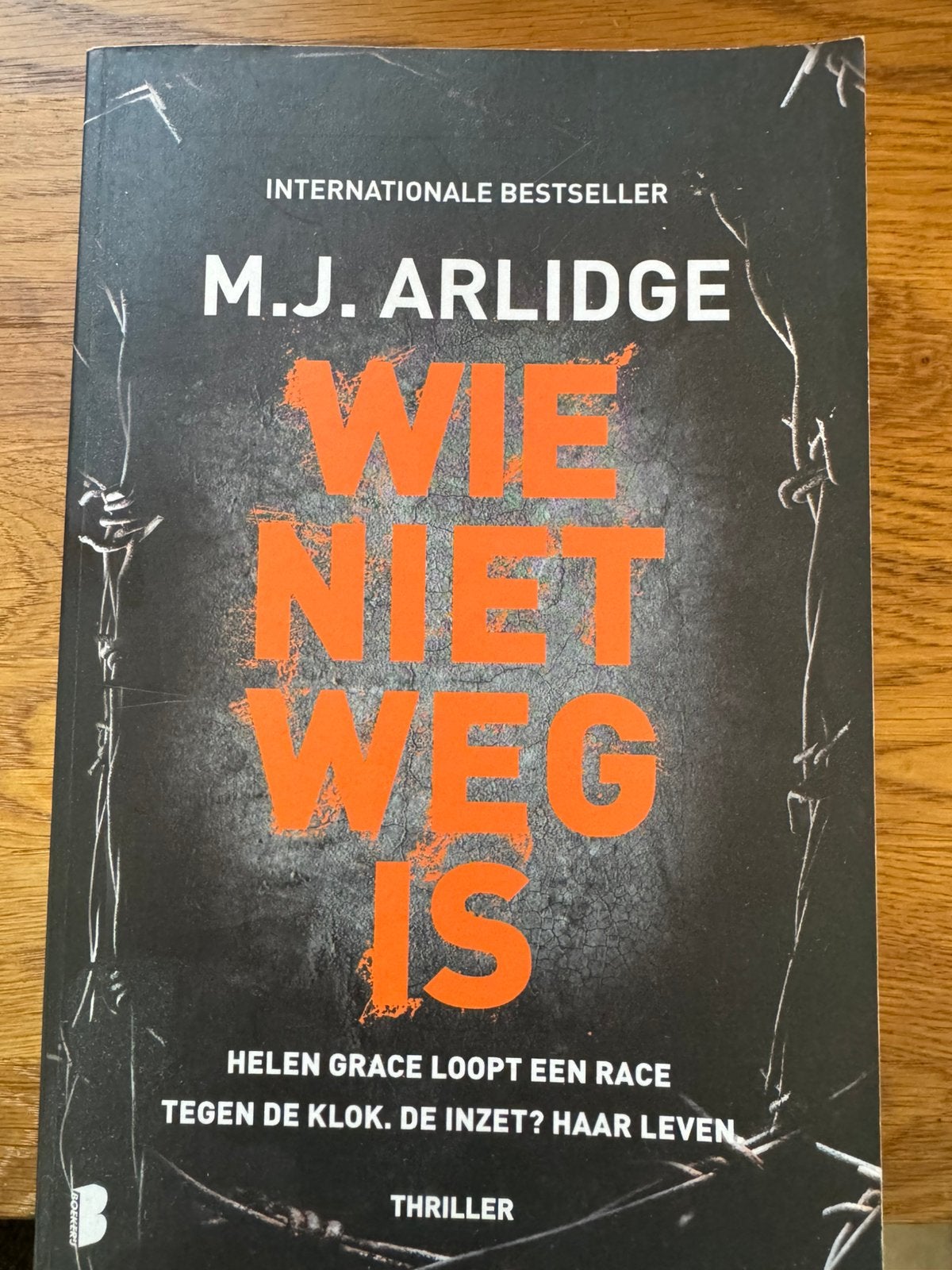 Wie niet weg is - M.J. Arlidge, Boeken, Ophalen, Zo goed als nieuw