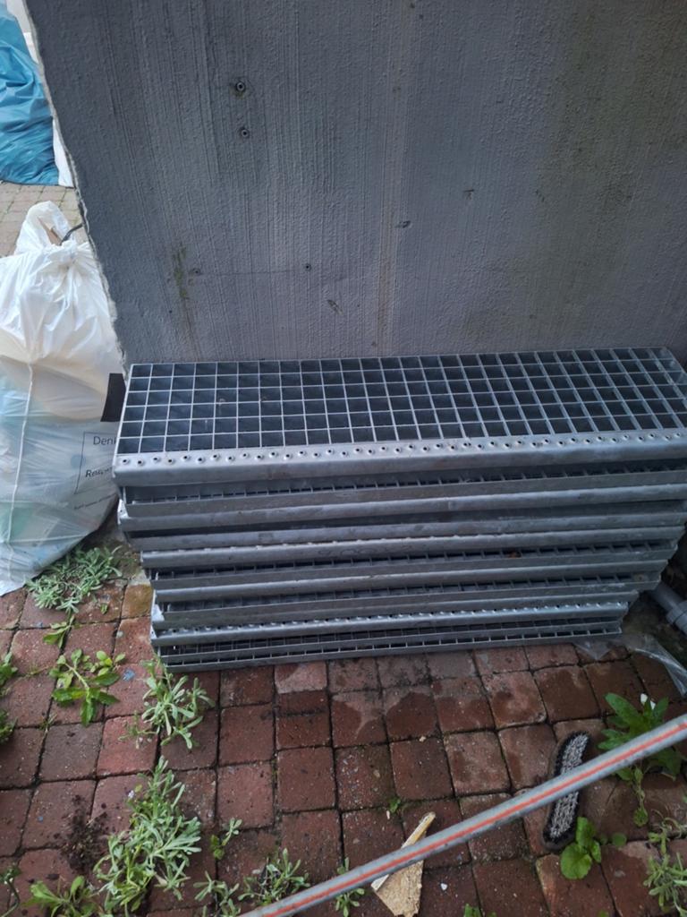 Gegalvaniseerde buitentrap 90 cm breed met leuning, Ophalen