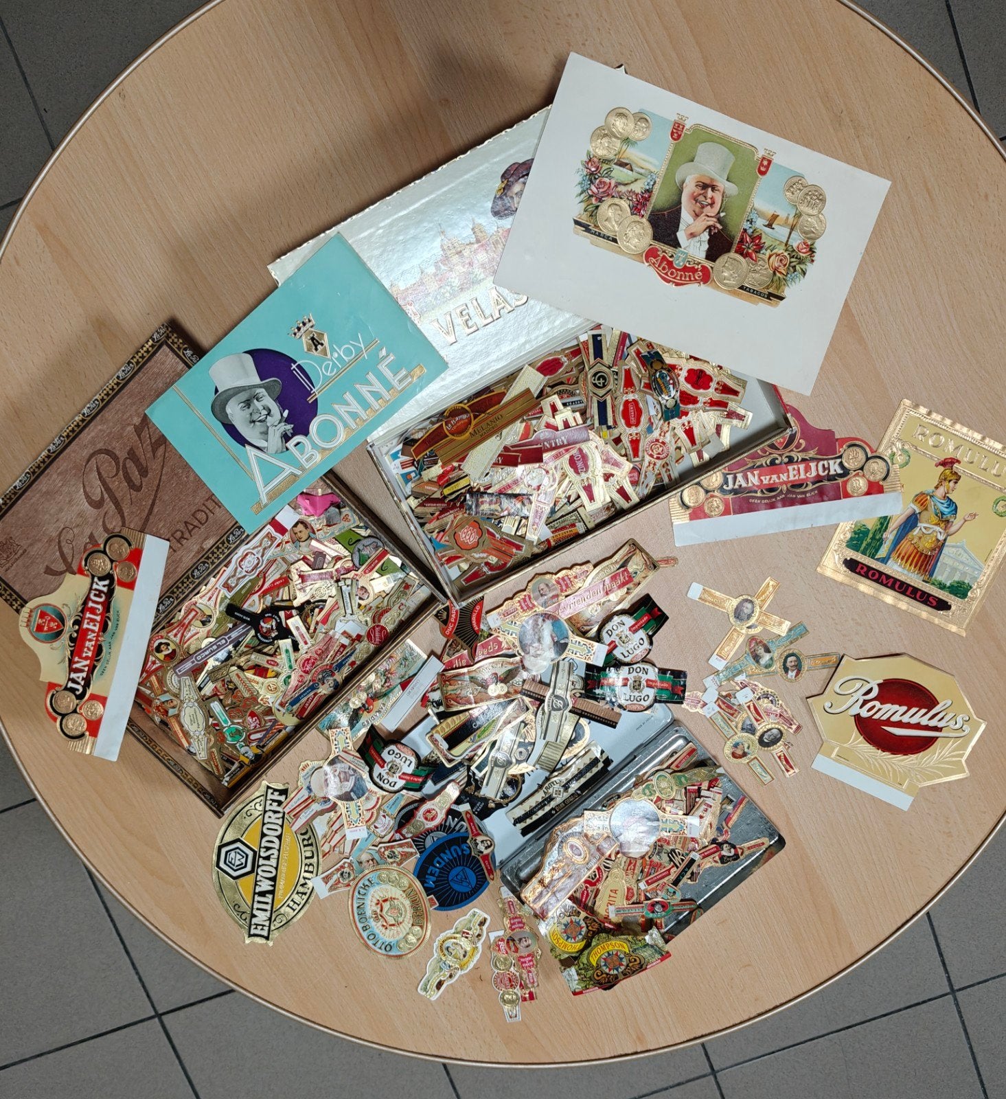 Unieke verzameling van 1000+ oude sigarenbandjes, Ophalen of Verzenden, Gebruikt, Sigarenbandjes