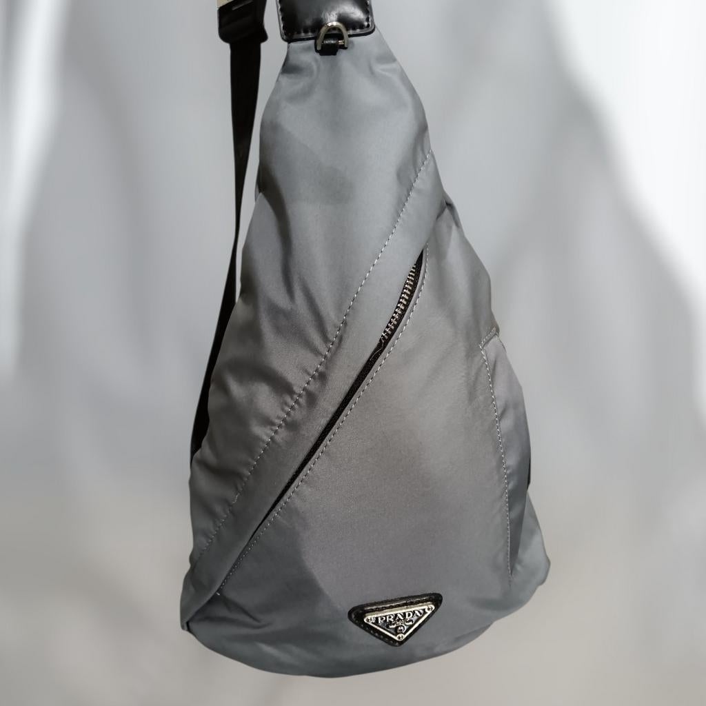 Prada schoudertas, Handtassen en Accessoires, Tassen | Schoudertassen