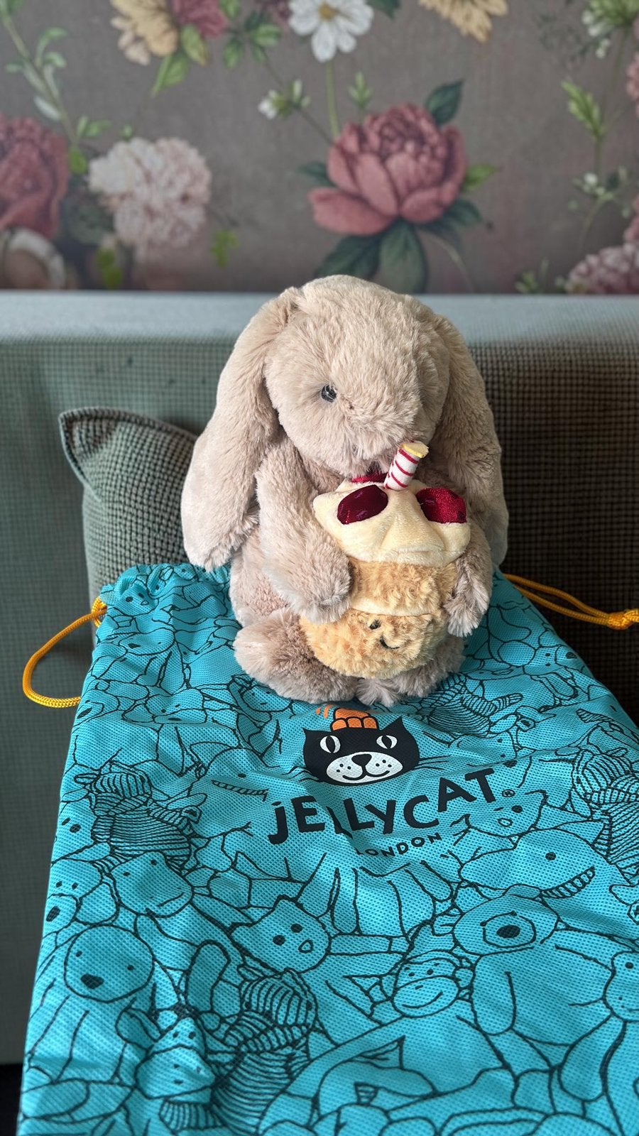 Jellycat Cream Bunny With Birthdaycake, Avec étiquette, Jellycat, Enlèvement ou Envoi, Overige karakters